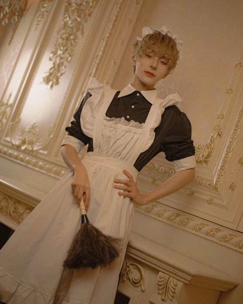 Cosplay hầu gái tóc ngắn phong cách cổ điển bên rèm