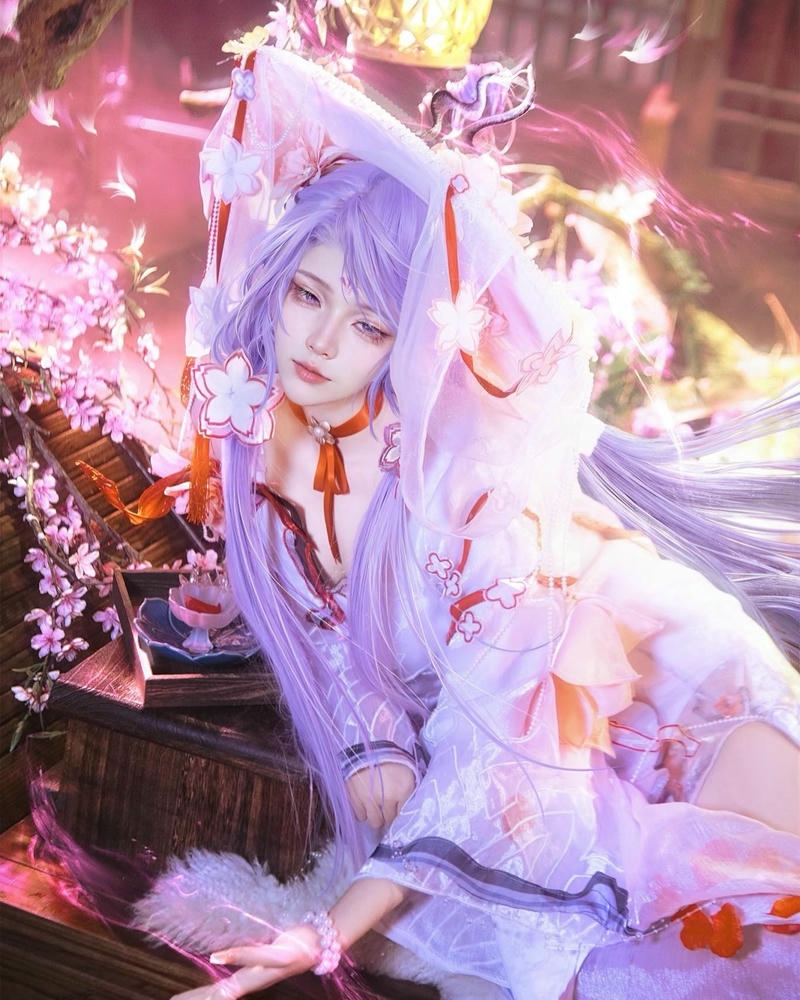 Cosplay liên quân nam thần tóc trắng điều khiển sấm sét