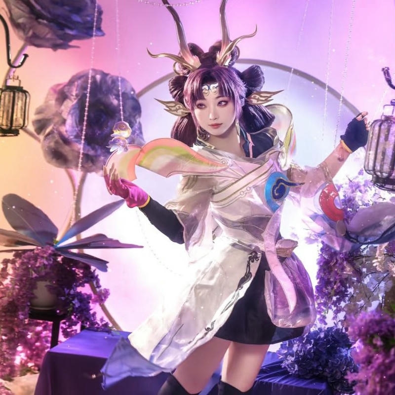 Cosplay liên quân nữ chiến binh mặc giáp bạc sáng bóng