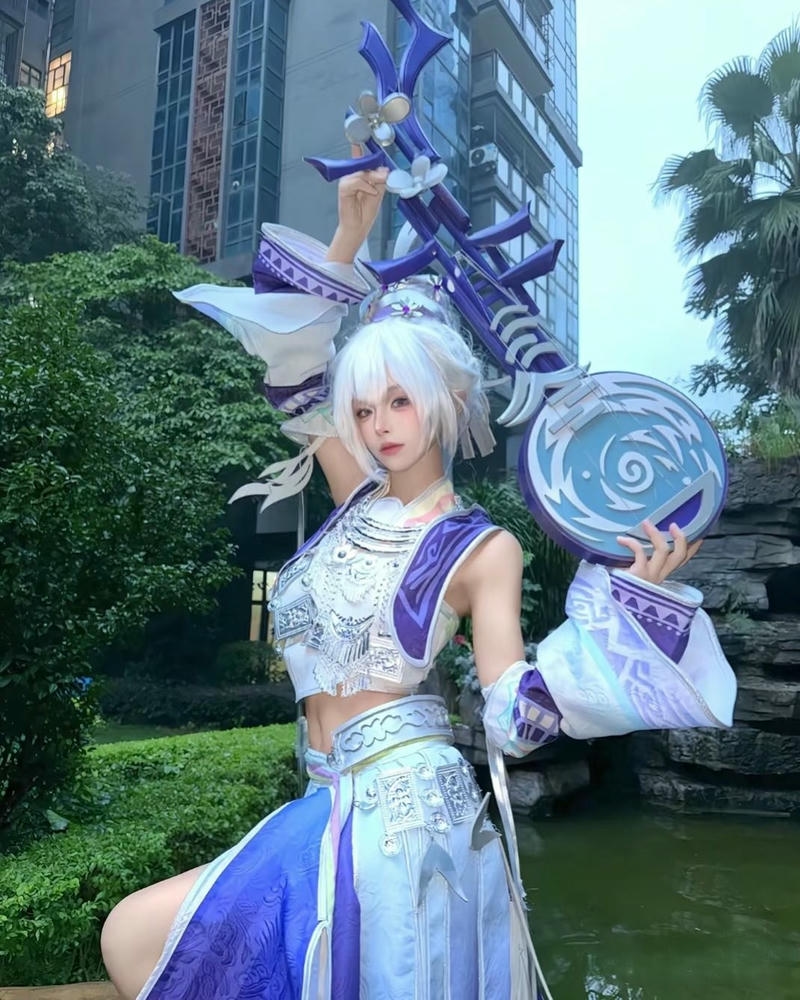 Cosplay liên quân nữ tóc trắng tai nhọn cầm cung băng