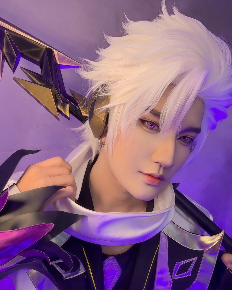 Cosplay liên quân nữ tướng cầm đàn tranh ngồi gảy nhạc