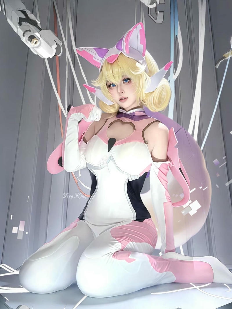 Cosplay liên quân nữ xạ thủ tóc vàng cầm cung