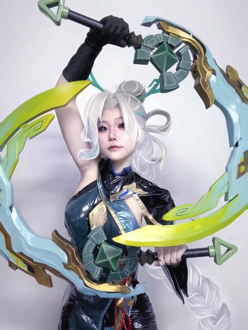 Cosplay liên quân sát thủ tóc đỏ cầm song kiếm ngầu