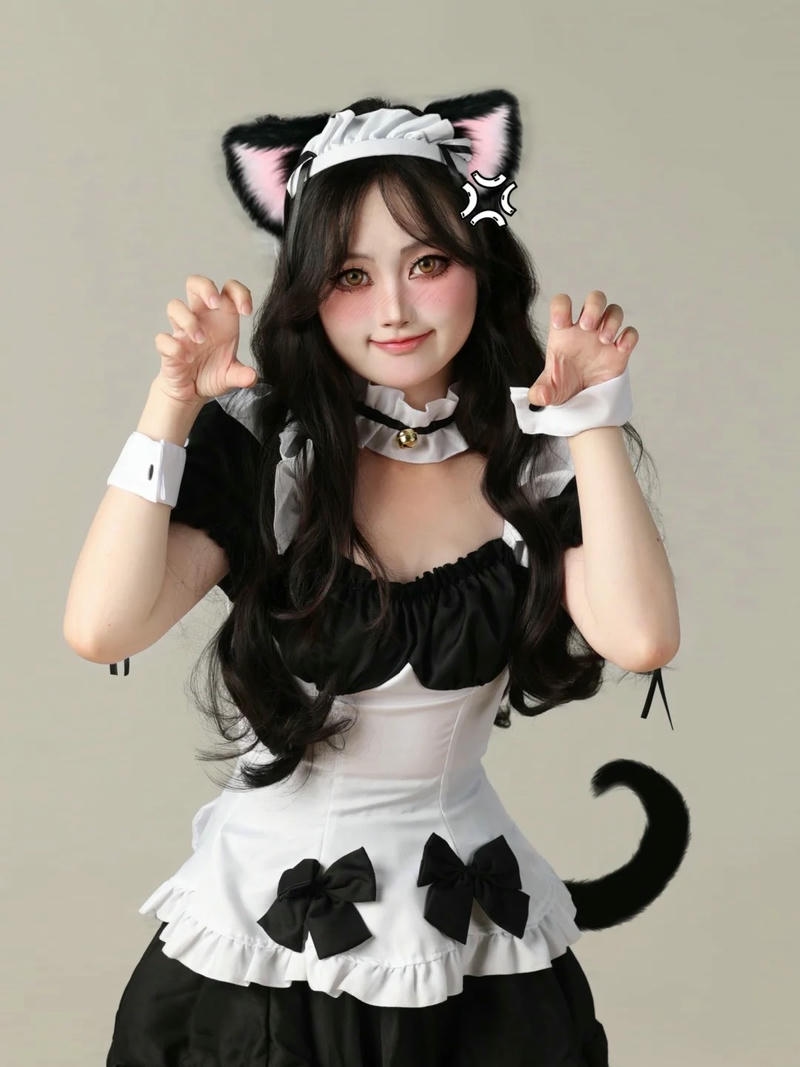 Cosplay mèo hầu gái đứng thẳng tạo dáng rất xinh