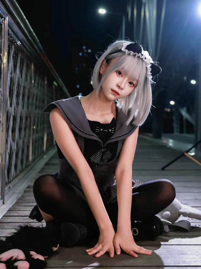 Cosplay mèo học sinh ngồi trên lan can tối màu
