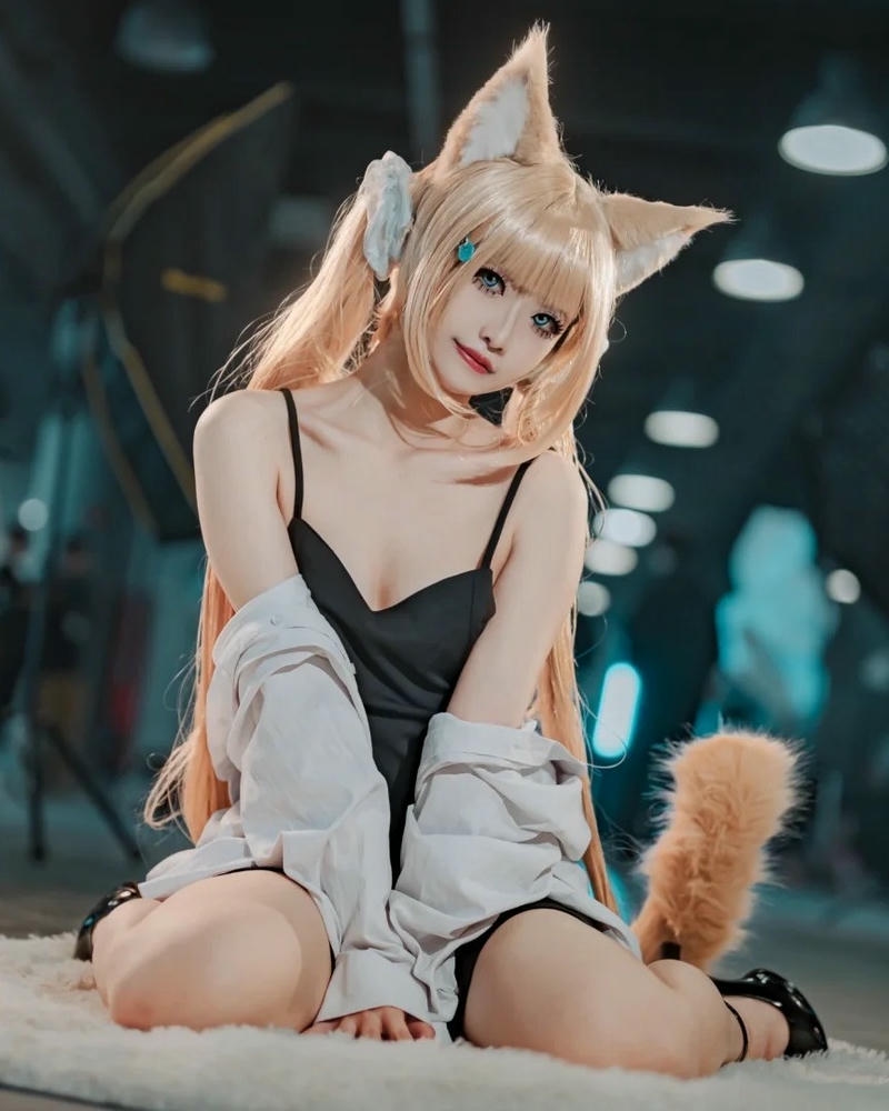 Cosplay mèo mặc áo hoodie trắng ngồi dáng lười biếng