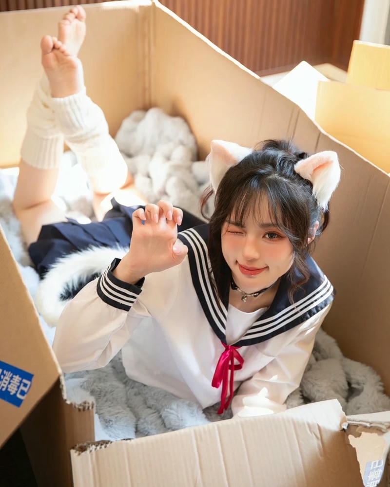 Cosplay mèo nữ sinh ngồi ngoan trong hộp các tông