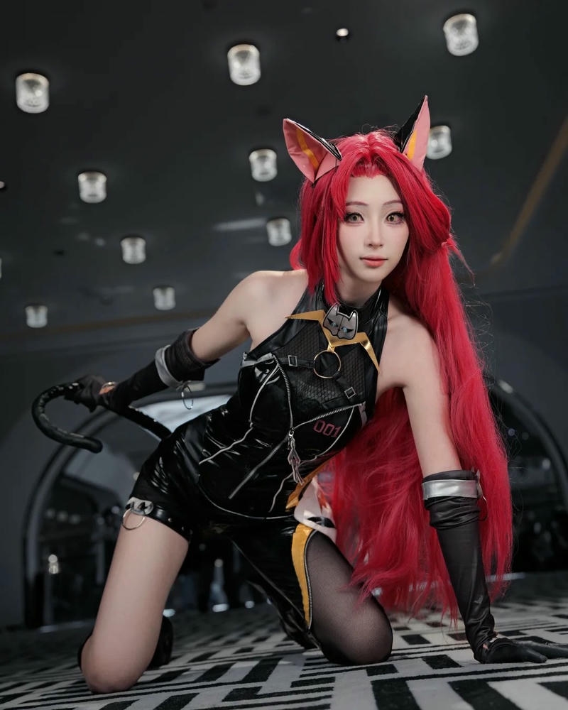 Cosplay mèo tóc đỏ mặc bộ đồ đen quyến rũ