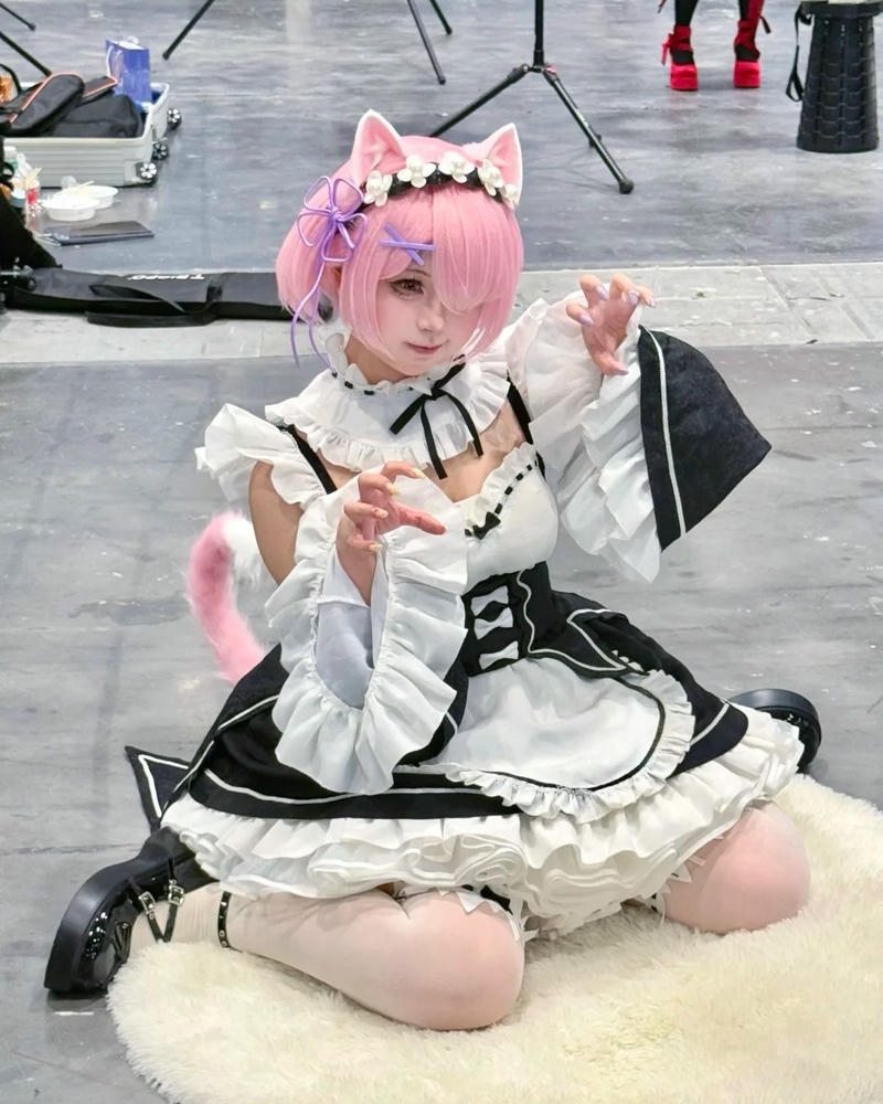 Cosplay mèo tóc hồng hầu gái ngồi kiểu nhật bản