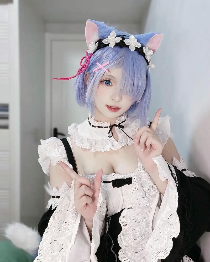 Cosplay mèo tóc ngắn đưa hai tay lên làm duyên