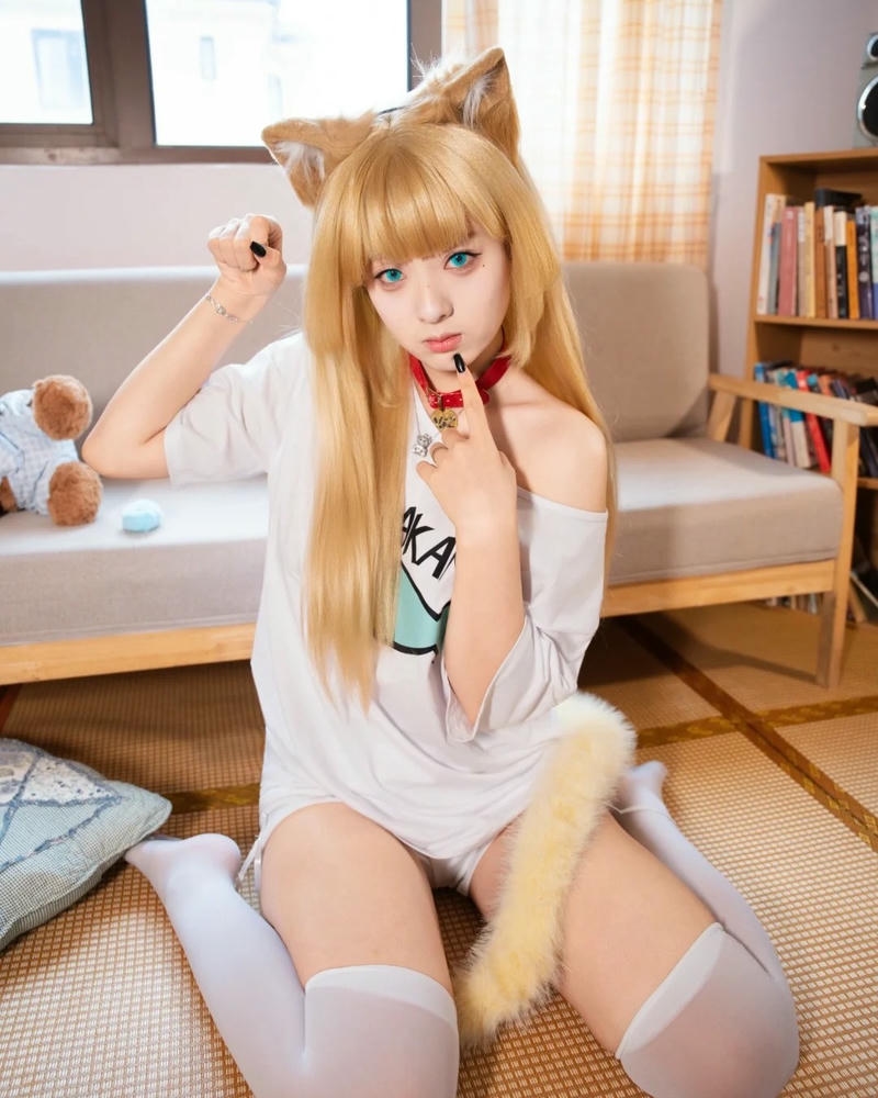 Cosplay mèo tóc vàng ngồi ăn bánh quy dễ thương
