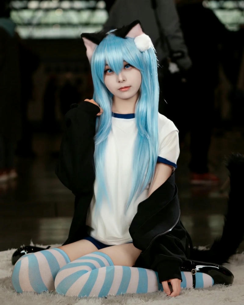 Cosplay mèo tóc xanh dương ngồi bệt tất kẻ sọc