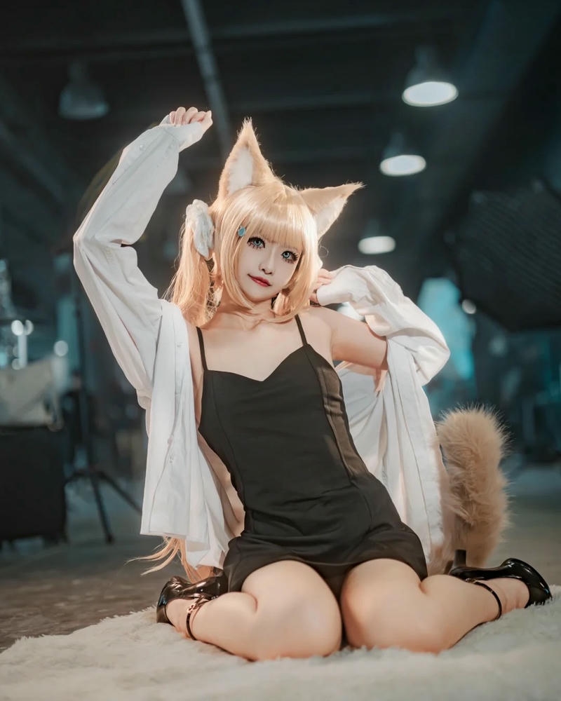 Cosplay mèo váy ngủ màu đen ngồi trên sàn gỗ