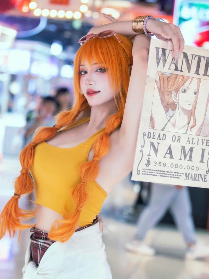 Cosplay nami cầm tờ truy nã của chính mình vui vẻ