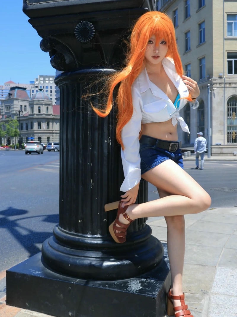 Cosplay nami dáng đứng quyến rũ bên cột đèn đường phố