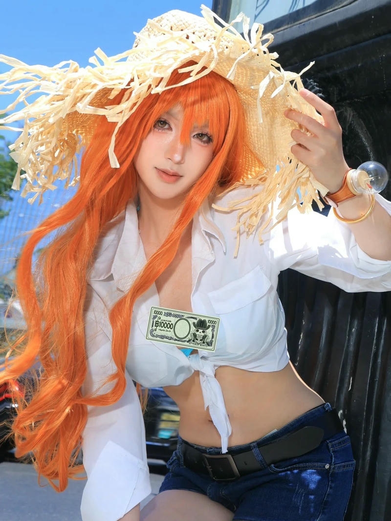 Cosplay nami đội mũ rơm mặc bikini đi dạo phố