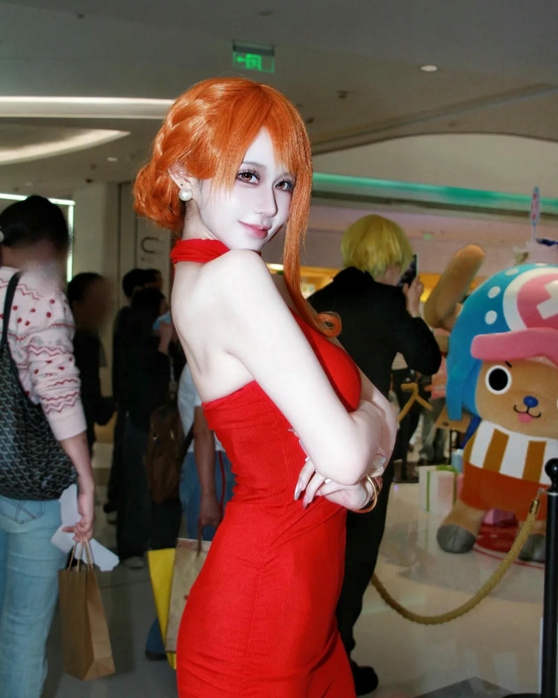 Cosplay nami đứng nghiêng người khoe đường cong cơ thể chuẩn