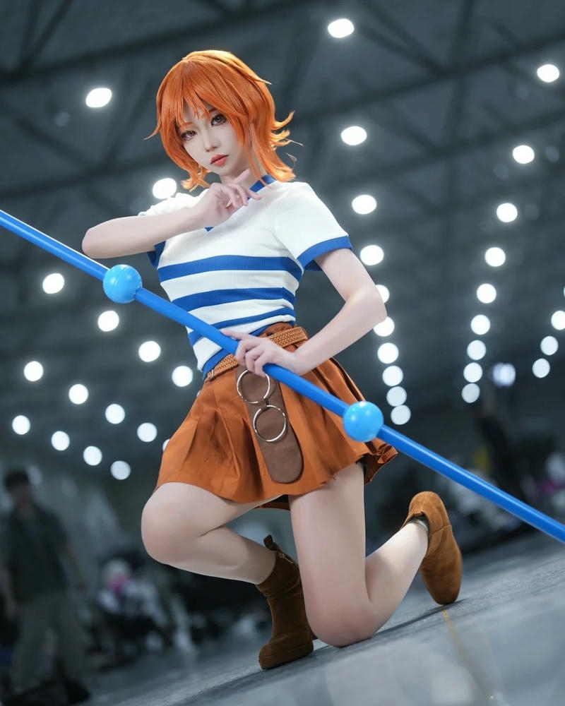 Cosplay nami mặc đồng phục nữ sinh ngồi bàn học xinh