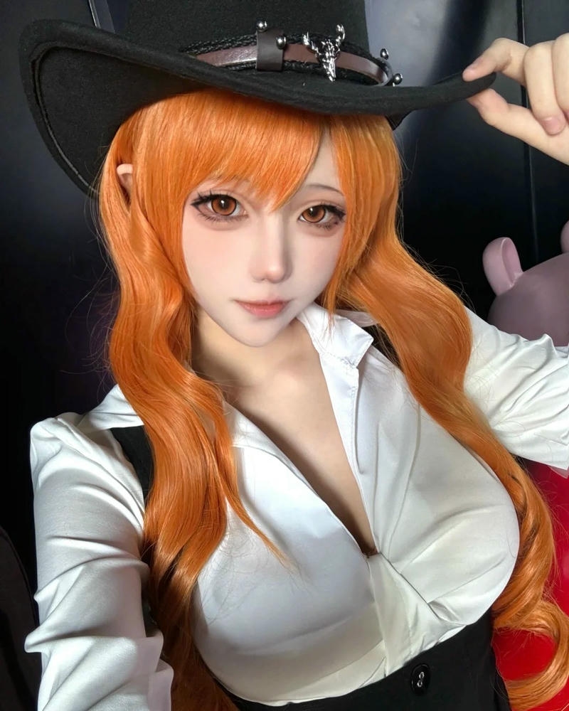 Cosplay nami mặc sơ mi trắng thắt cà vạt đen đẹp