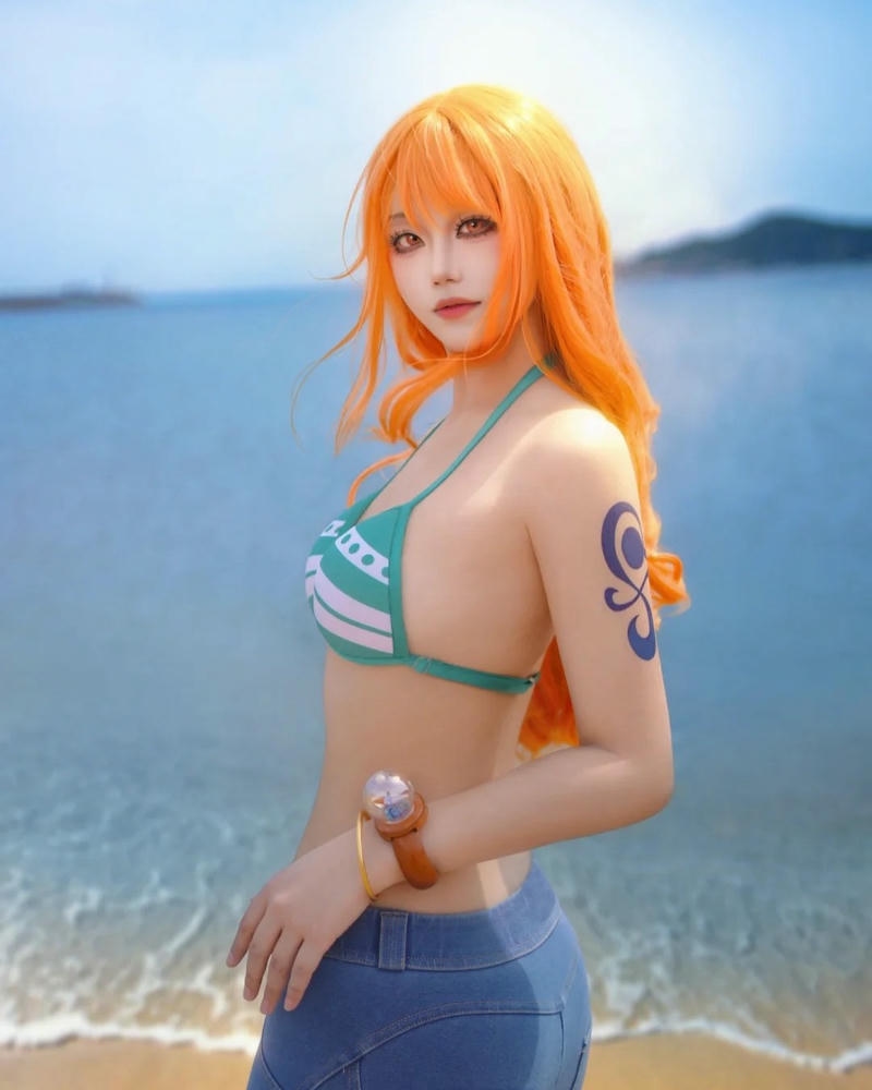 Cosplay nami quay lưng nhìn biển trời xanh ngát mênh mông