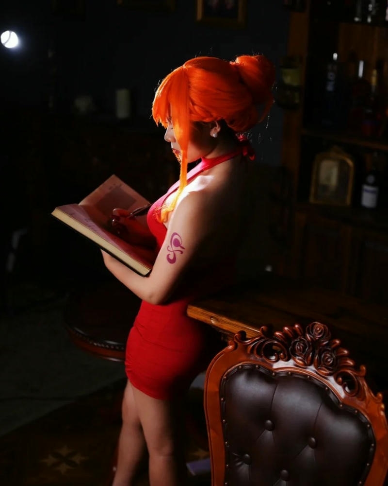 Cosplay nami váy đỏ ôm sát cầm sách rất quyến rũ