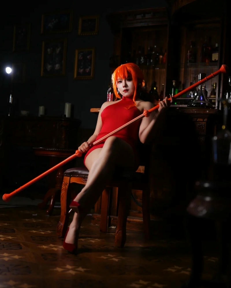 Cosplay nami váy đỏ xẻ tà ngồi trên ghế sang trọng