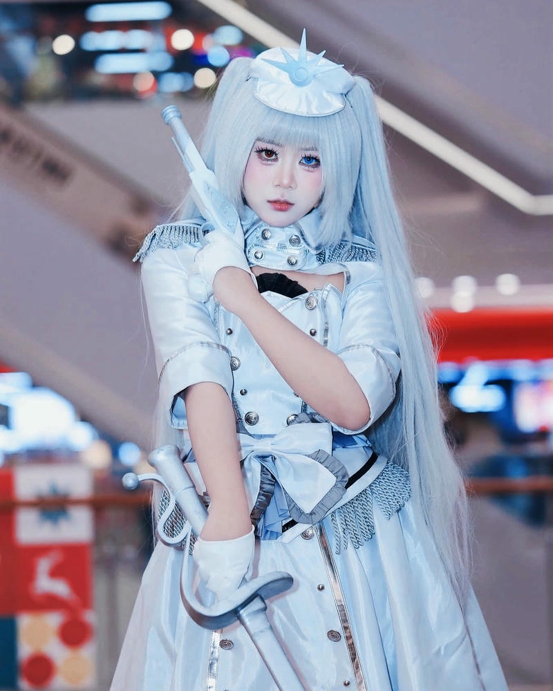 Cosplay nữ chiến binh tóc xanh cầm kiếm băng giá ngầu