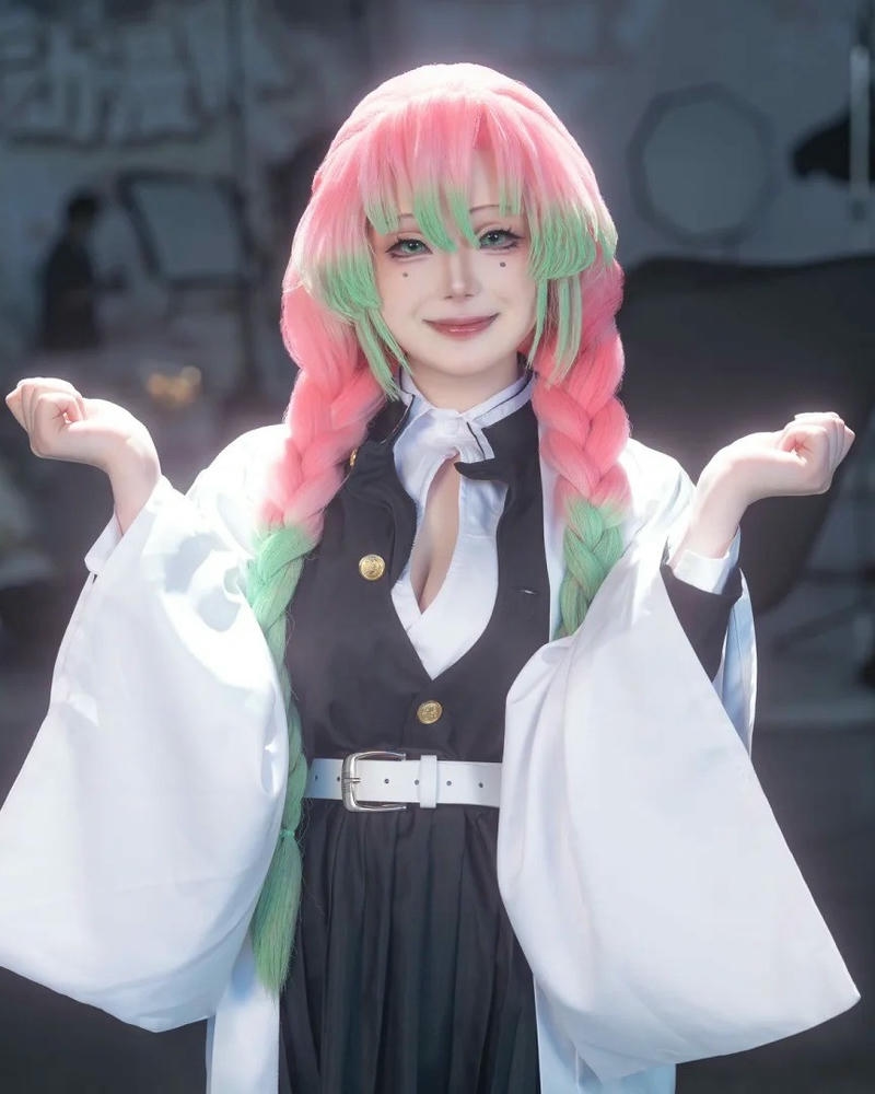 Cosplay nữ tóc hồng giang hai tay cười rất tươi