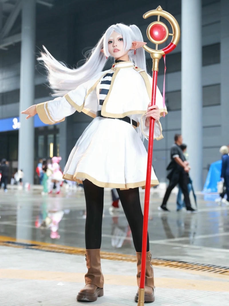 Cosplay tiên nữ tóc trắng tai dài mắt xanh biếc
