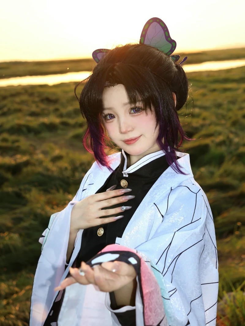 Cosplay trùng trụ dưới ánh hoàng hôn vàng buồn bã đẹp