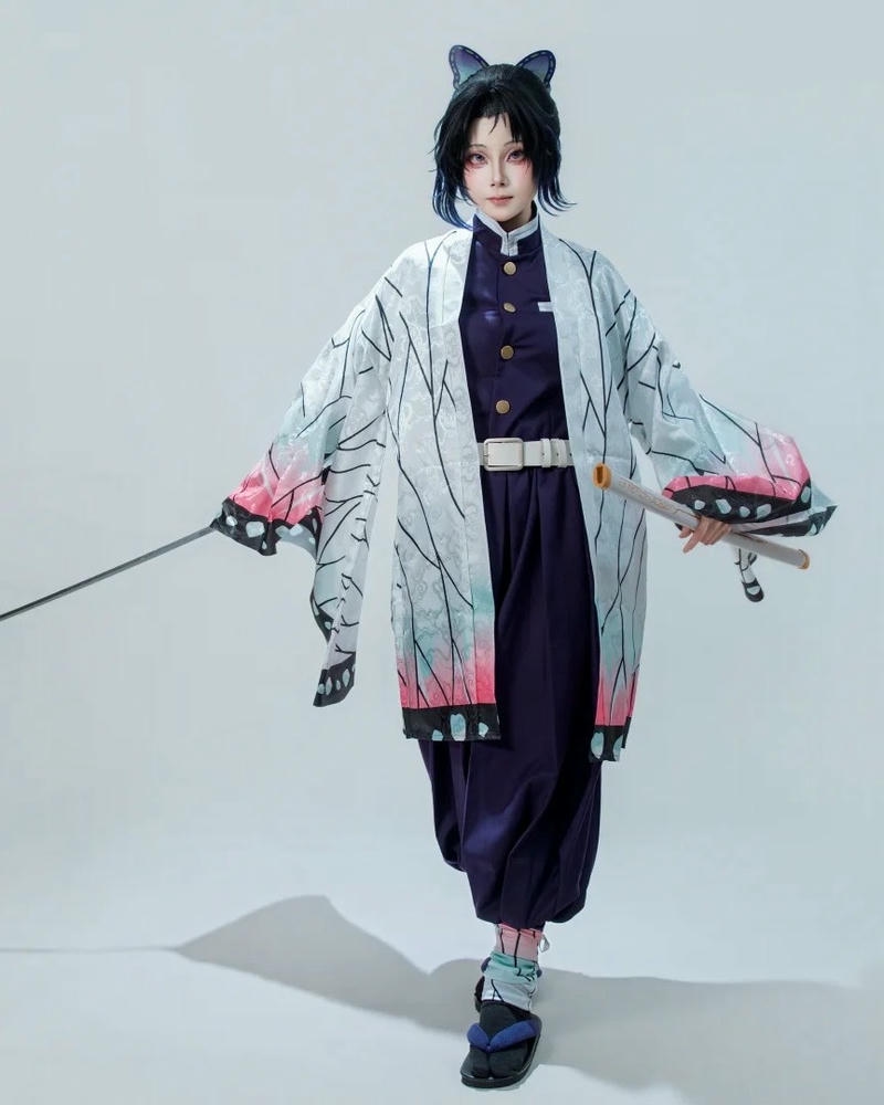 Cosplay trùng trụ quỳ gối cầm kiếm phong thái trang nhã