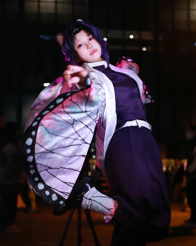 Cosplay trùng trụ tạo dáng ban đêm đèn đường lấp lánh