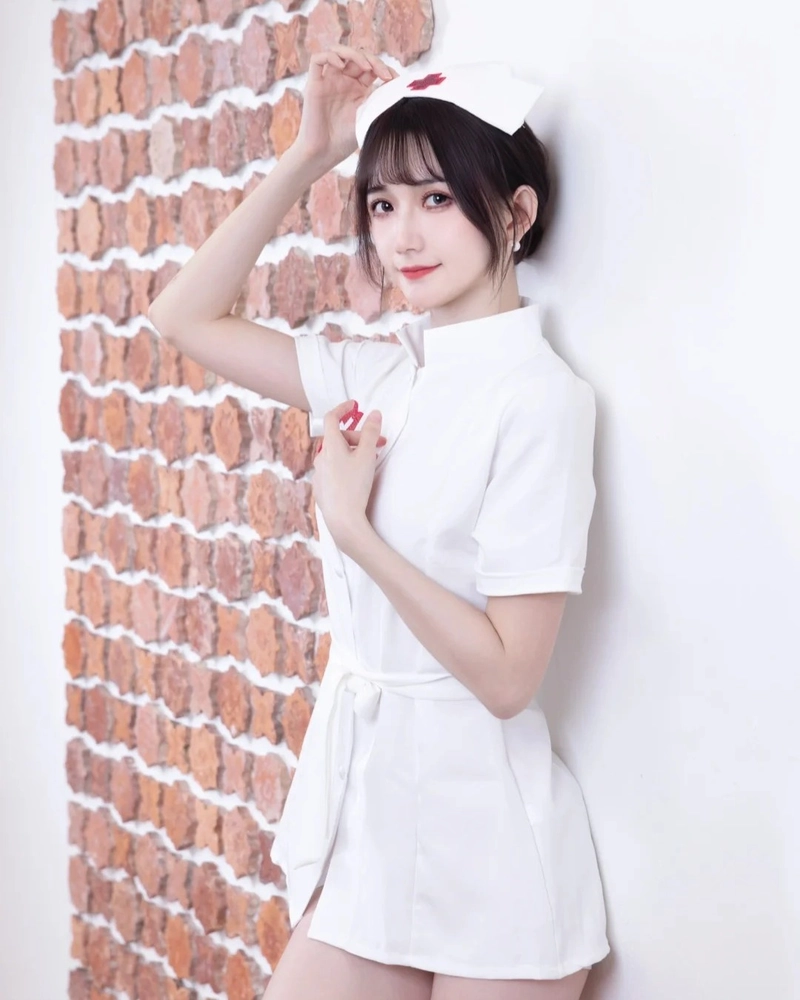 Cosplay y tá xinh mang đường cong cuốn hút sang trọng
