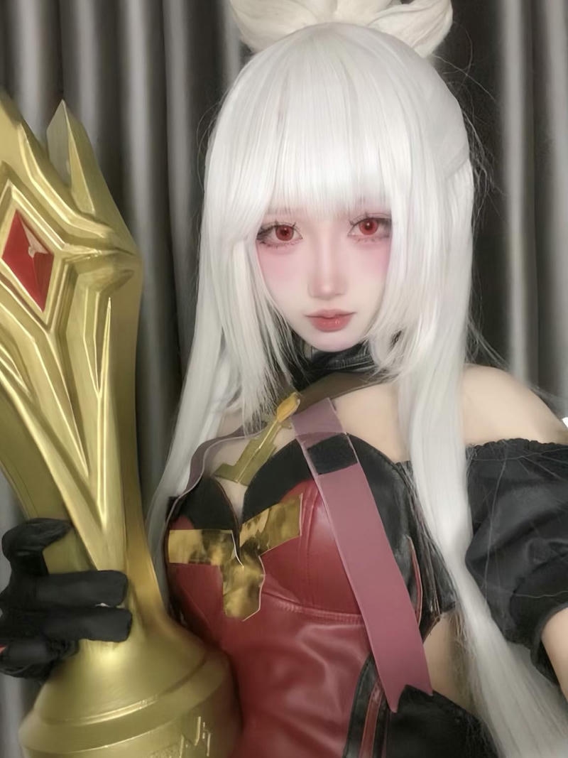 Cosplayer game roxie hầu gái cầm lửa cười tươi