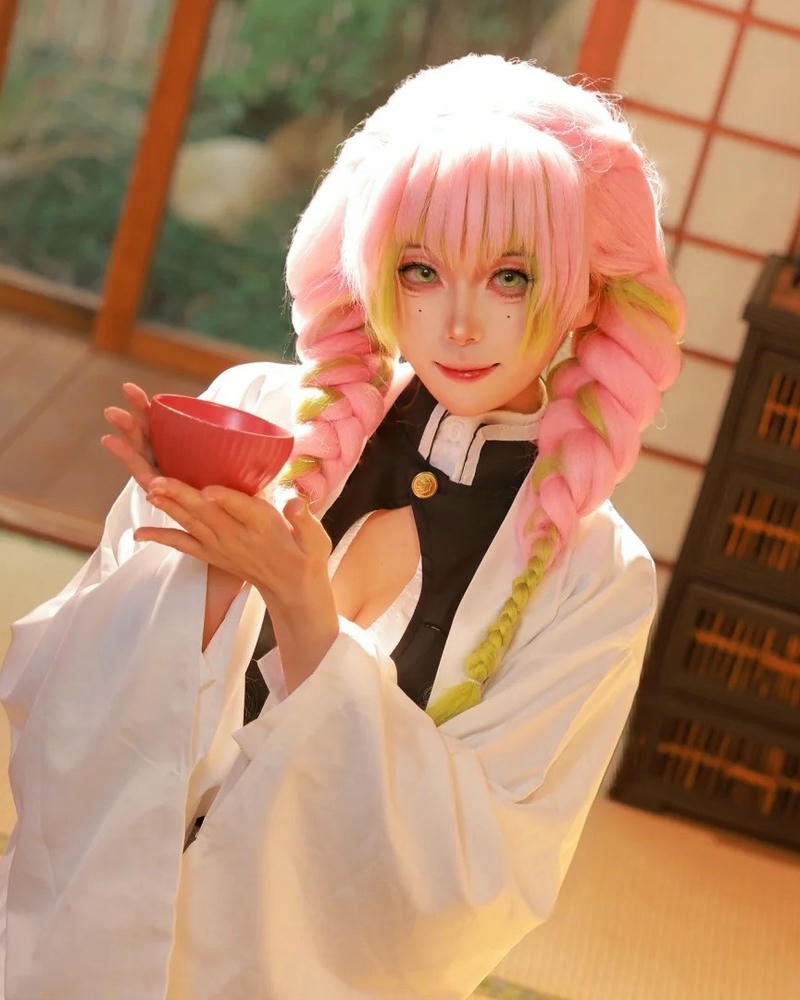 Cosplayer nữ cầm bát đỏ tạo dáng phong cách Nhật