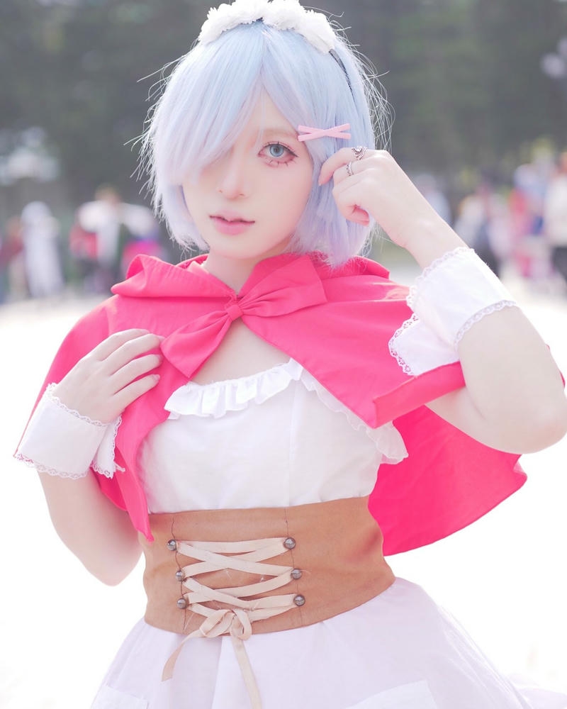 Cosplayer nữ tóc trắng áo choàng đỏ dễ thương