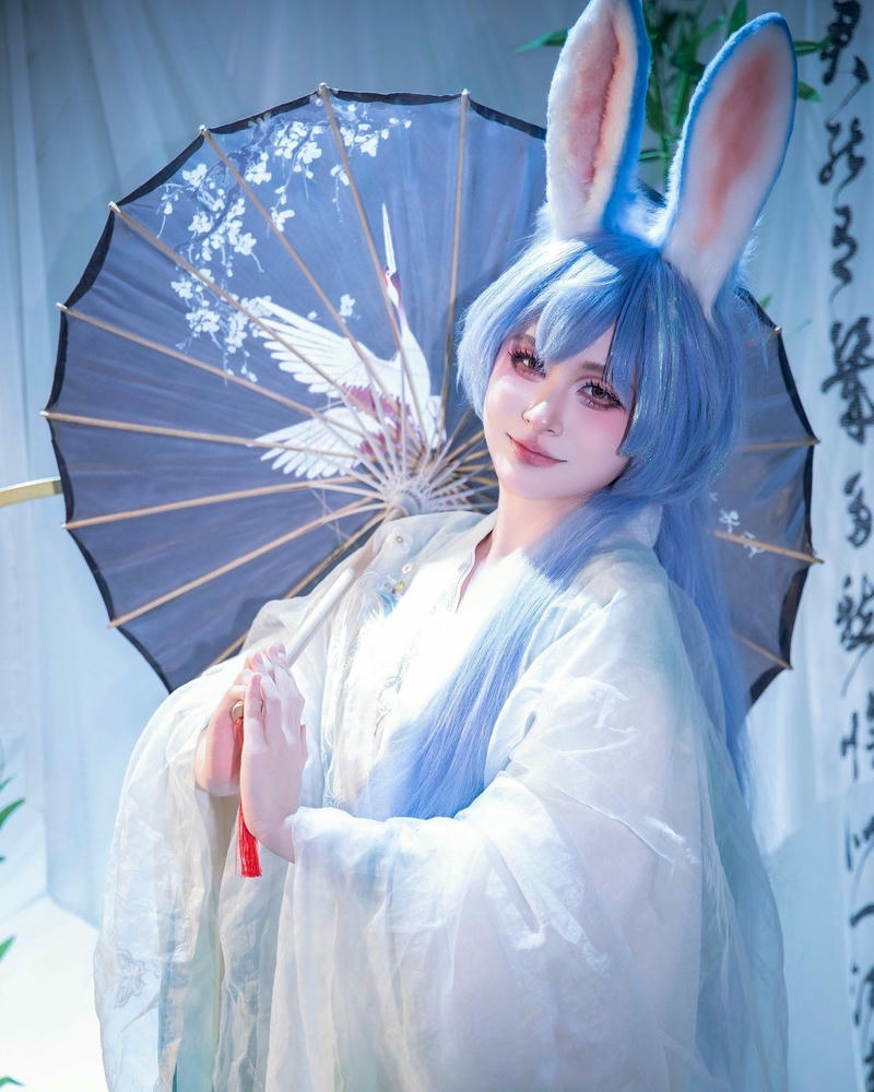 Cosplayer nữ tóc xanh tai thỏ cầm ô dưới nắng