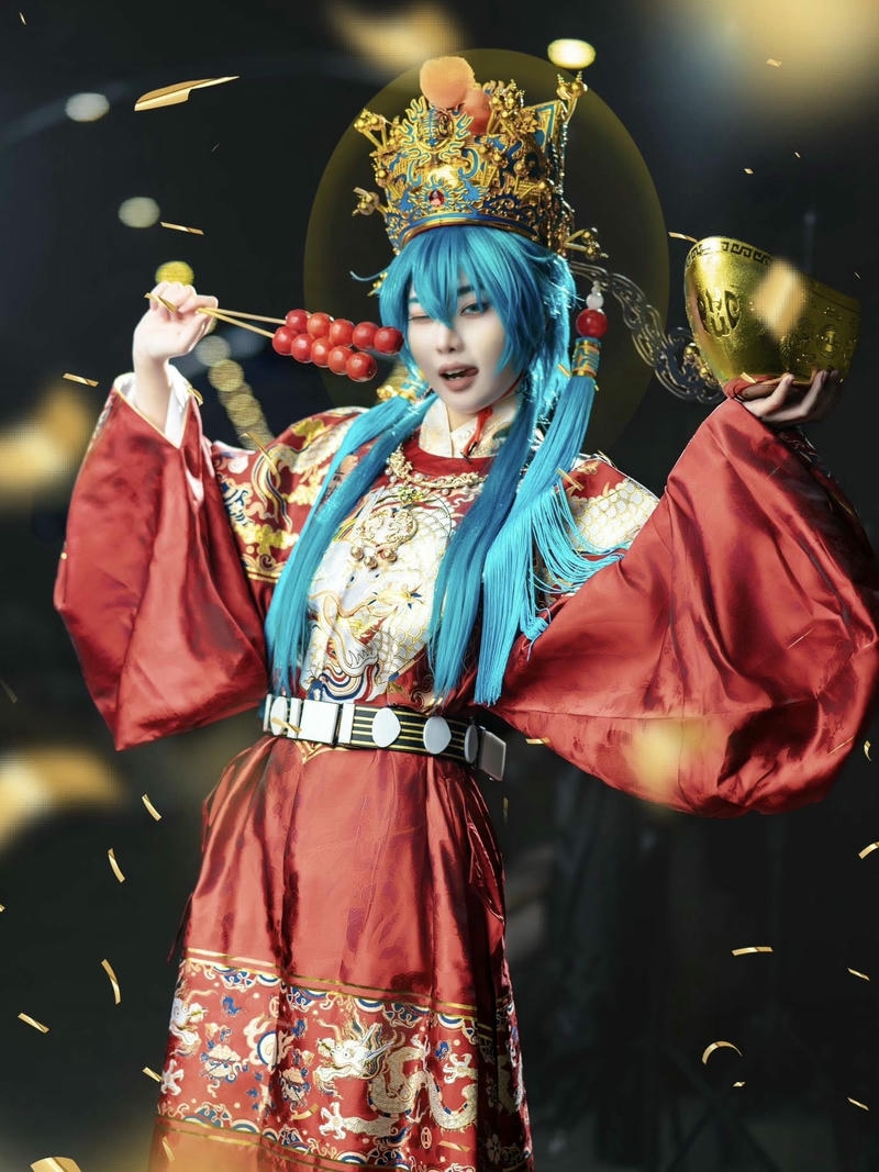 Cosplayer nữ tóc xanh trang phục cổ trang đỏ rực rỡ