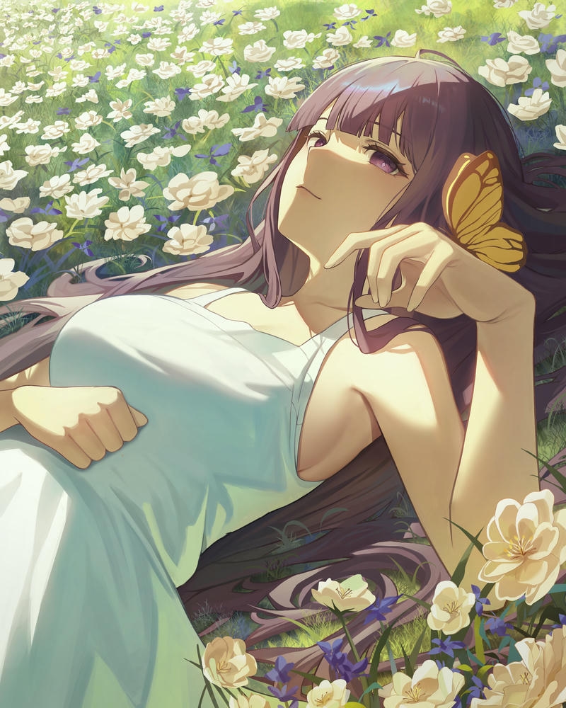 Fern nằm thư giãn trên bãi cỏ hoa vàng thơ mộng