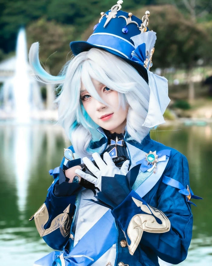 Furina de Fontaine cosplay chụp ngoại cảnh hồ nước xanh mát