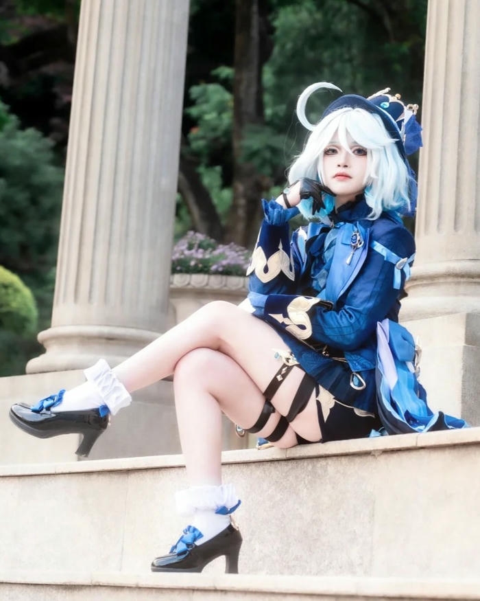 Furina de Fontaine cosplay ngồi bậc thềm dáng vẻ quý phái