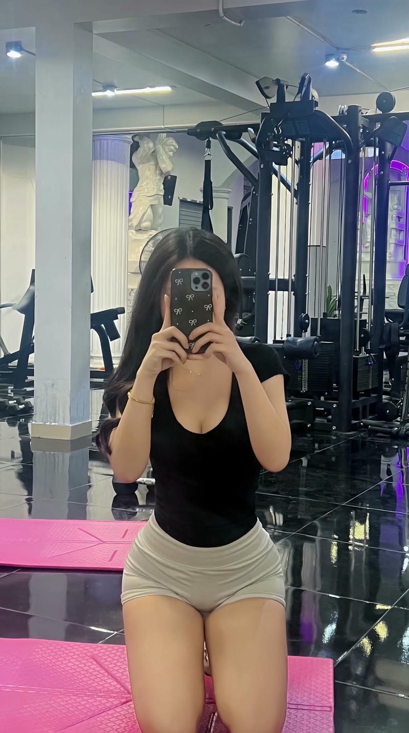 Gái đẹp tập tạ khoe cơ bắp