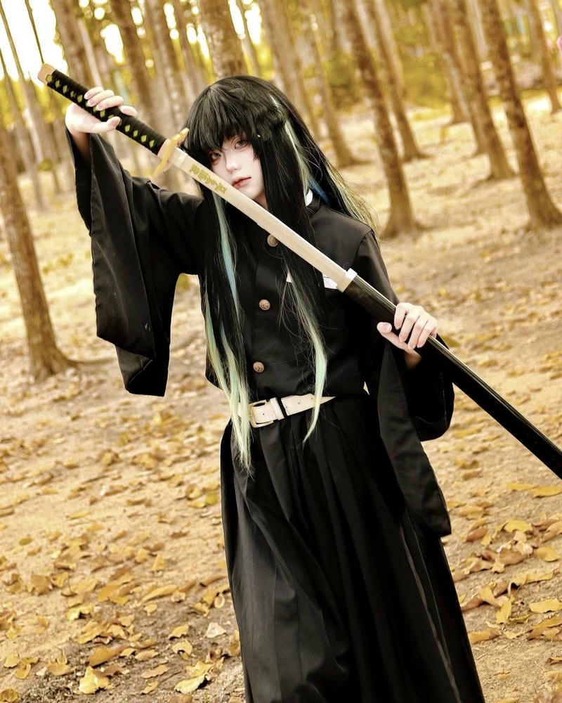 Gái xinh cosplay đồ đen cầm lưỡi hái trong rừng