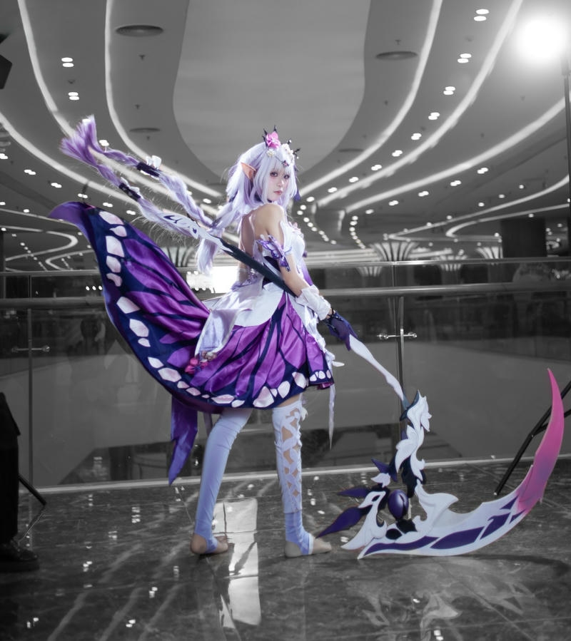 Gái xinh cosplay nhân vật anime điệp trụ cầm lưỡi hái tím
