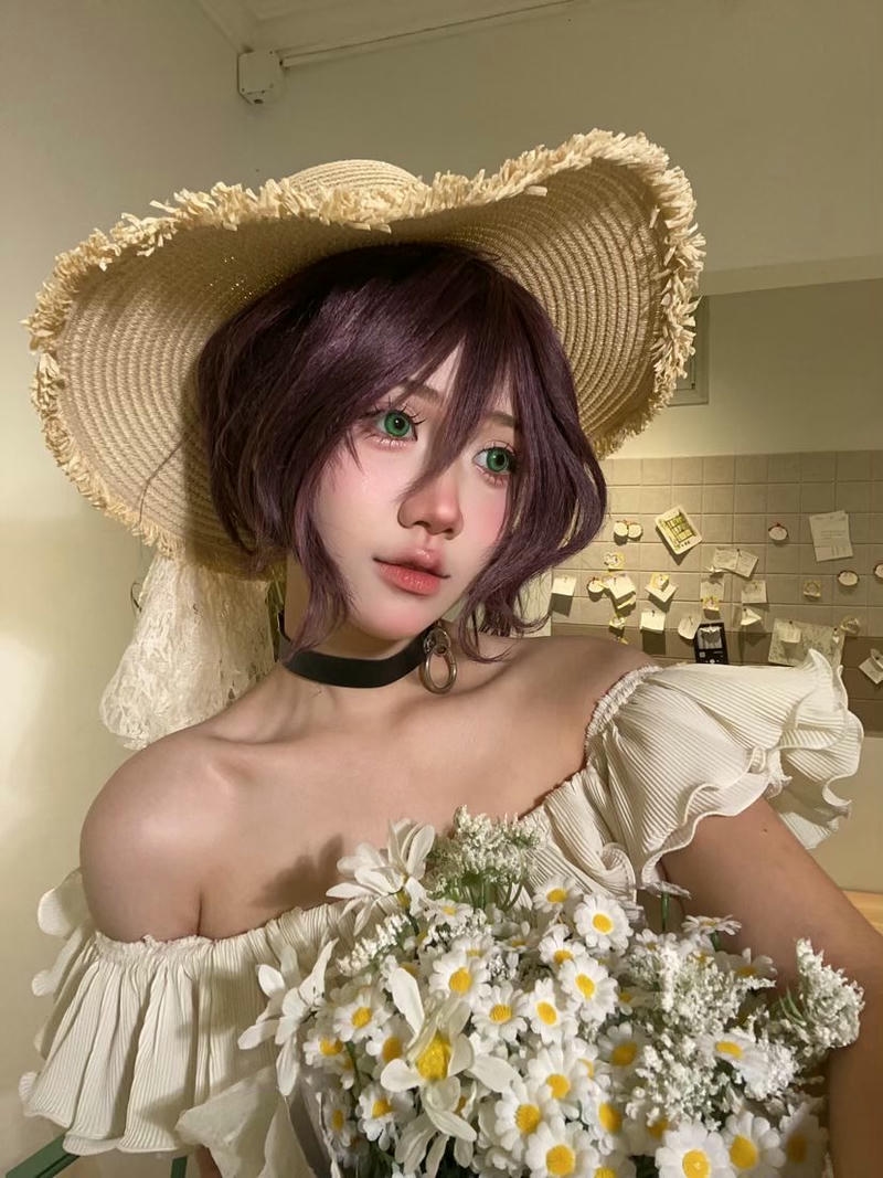 Gái xinh cosplay nhân vật anime đội mũ rơm mặc váy trắng