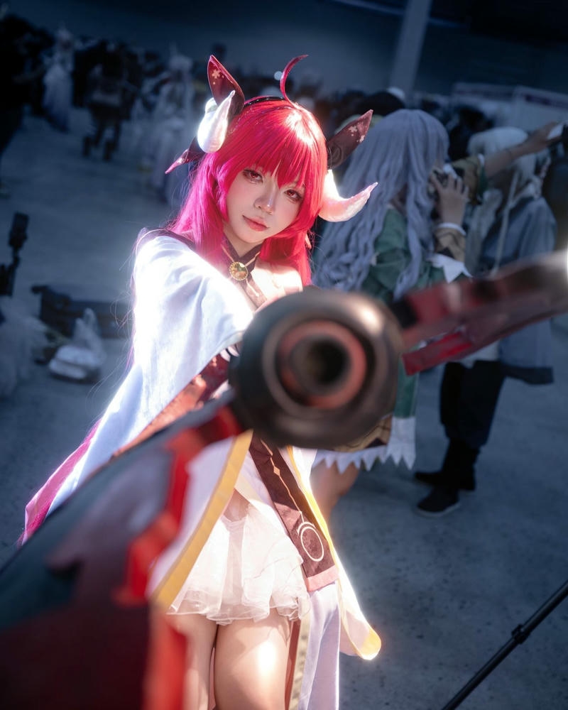 Gái xinh cosplay nhân vật anime hồ ly đỏ trắng cầm vũ khí