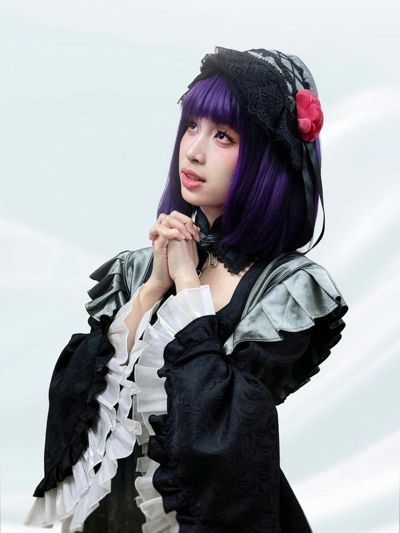 Gái xinh cosplay nhân vật anime phong cách gothic đen huyền bí