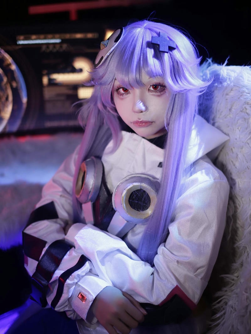 Gái xinh cosplay nhân vật anime tóc tím tai mèo ôm gấu