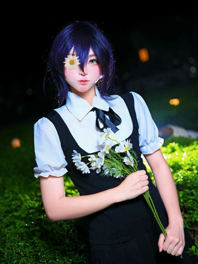 Gái xinh cosplay nhân vật anime tóc xanh ngắn cầm chậu hoa