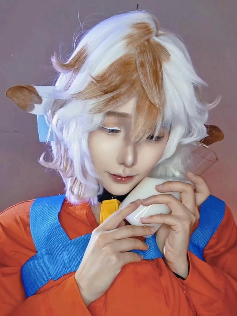 Girl xinh bò sữa tóc ngắn uống sữa dễ thương